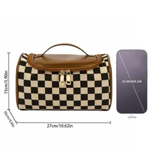 Grand sac de maquillage à carreaux portable avec des accents en cuir marron pour le voyage.