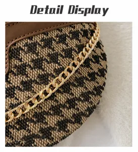 Detailansicht der Damen Mode Umhängetasche mit Hahnentritt Muster und goldener Kette.