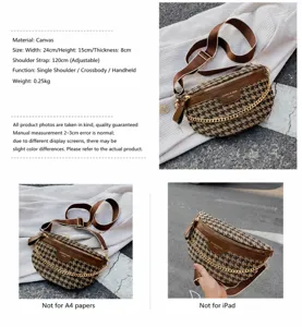 Detailansicht der Damen Hahnentritt Brusttasche, Segeltuch Umhängetasche mit Kette und breitem Gurt.