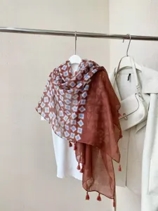 Retro ethnic print scarf for women, lightweight cotton linen shawl with stylish tassels for spring.