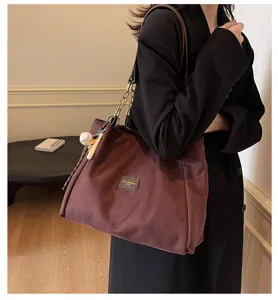 Matte large capacity tote bag detail view, casual single shoulder commuting handbag with chain.
