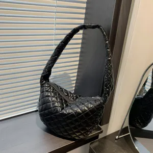 Black quilted shoulder bag, trendy casual puffer hobo bag with zipper closure for women.