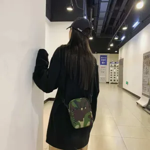Taktische Camo Umhängetasche für Damen und Herren, trendige Crossbody Tasche Detail Ansicht.
