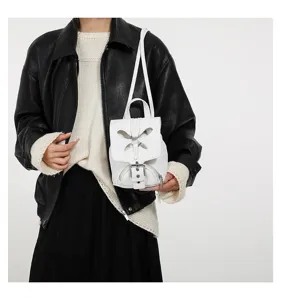 Sac à dos mini blanc tendance pour femme, élégant design papillon avec une belle boucle.