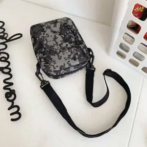 Taktische digitale Tarnung Umhängetasche Detail, kleine Schultertasche mit schwarzem Gurt.