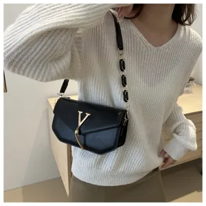 Black shoulder bag with metal V logo and chain strap, elegant fashion casual crossbody bag.