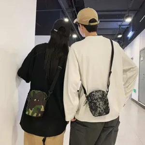 Taktische Tarnung Umhängetasche für Damen und Herren, kleine Streetwear Kuriertasche.