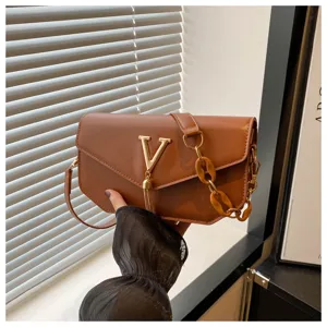 Elegant brown crossbody shoulder bag featuring metal V logo and trendy chain strap.