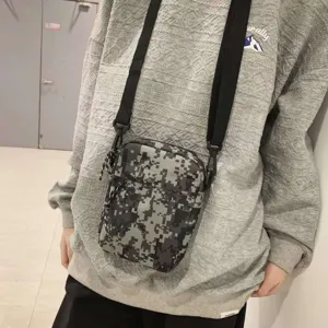 Taktische digitale Tarnung Umhaengetasche fuer Herren Damen, taegliche Outdoortasche.