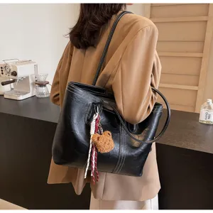 Women large capacity black leather tote bag casual minimalist shoulder bag for daily commuting.