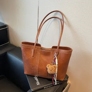 Vintage Large Capacity PU Leather Tote Bag For Women Casual Commuter Shoulder Bag With Stitching And Cute Bear Pendant
