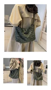 Vue détaillée du sac cabas fourre-tout femme, mode automne hiver grande capacité bandoulière.