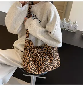 Sac bandoulière en toile imprimé léopard, grand sac cabas fourre-tout tendance chic.