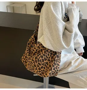 Sac bandoulière en toile imprimé léopard pour femme, grand sac cabas tendance et élégant.