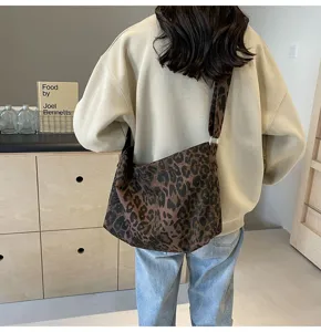 Élégant sac bandoulière en toile imprimé léopard, grand fourre-tout d'hiver pour femmes.