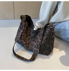 Vue détaillée d'un élégant sac cabas bandoulière en toile avec imprimé léopard.