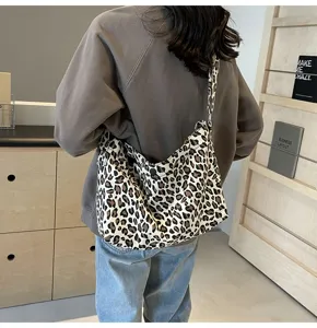 Sac cabas bandoulière élégant imprimé léopard pour femme, grand sac fourre-tout en toile.
