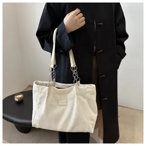 Kord Shopper Detailansicht mit weichem Stoff, stylischem Kettenhenkel und Frontlabel.