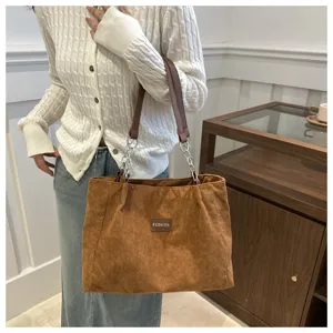 Braune Cords-Tragetasche für Damen, große Schultertasche mit Kettengriff für den Alltag.