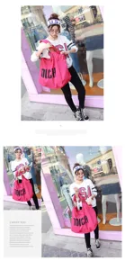 Grand sac cabas de loisir en nylon d'ete avec impression de lettres elegantes pour femme.