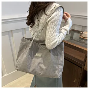 Graue Kord Shopper Tasche Detail mit Kettengurt und weicher Stoffstruktur, Alltag neu.