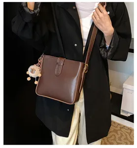 Sac seau en cuir marron femme élégant sac bandoulière épaule avec pendentif en peluche.