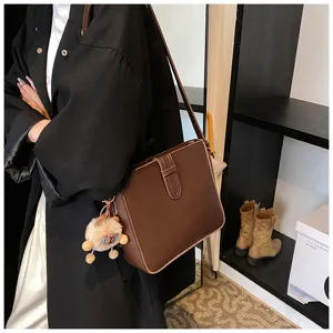 Sac bandoulière marron foncé pour femme, vue de détail, sac élégant de tous les jours.