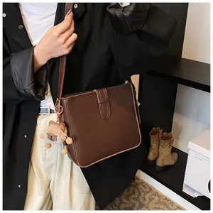 Sac à bandoulière marron pour femme élégant en cuir PU sac de loisirs avec pendentif ours mignon.