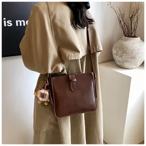 Sac à bandoulière élégant en cuir PU marron rétro sac seau décontracté avec joli pendentif.