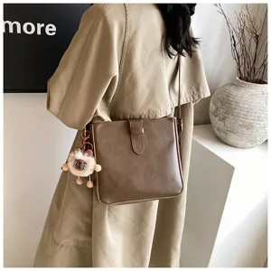 Sac seau marron élégant pour femme en cuir PU sac bandoulière avec pendentif peluche