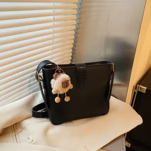 Sac à bandoulière seau pour femme élégant avec un pendentif en peluche mignon pour le style quotidien.