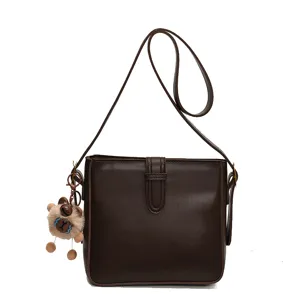 Sac seau bandoulière marron en cuir pour femme mode élégant avec charm peluche principal