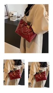 Elegante rote gesteppte Lackleder Umhängetasche mit schicker Kette für den täglichen Gebrauch.