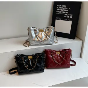 Schicke gesteppte Damentasche mit Kettengriff, elegante PU Leder Schultertasche.