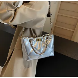 Silberne gesteppte Kettentasche, stilvoller Metallic-Shopper für Damen Alltag.