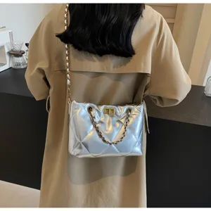 Silberne metallische gesteppte Umhängetasche mit Kette und modischem Drehverschluss chic.