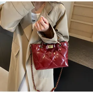 Gesteppte Damen Kette Umhängetasche rote PU Leder elegante Schultertasche Handtasche schick