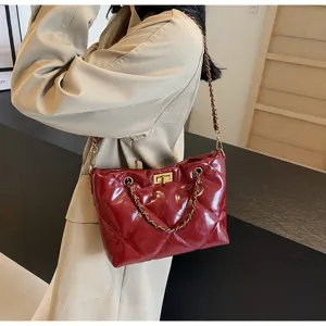Dunkelrote gesteppte Lackleder Umhängetasche mit Goldkette, minimalistische Modische Damentasche.
