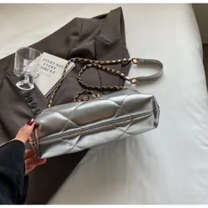 Silberne gesteppte Kettenschultertasche für Damen, elegante Kunstleder Umhängetasche.