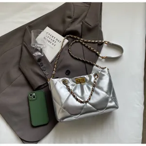Silberne gesteppte Kettentasche, stylische Schultertasche für Damen, modische Umhängetasche.