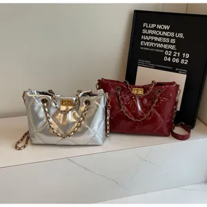 Detailansicht stilvoller, gesteppter Schultertaschen mit Kettenriemen und Drehverschluss.