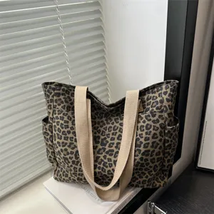 Μοντέρνα γυναικεία τσάντα ώμου shopper από καμβά με λεοπάρ print και μεγάλη χωρητικότητα.