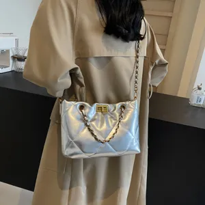 Elegante silberne gesteppte Kettentasche für Damen, minimalistische große Umhängetasche.