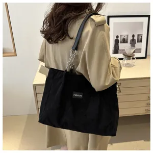 Schwarze Cord Shopper Tasche für Damen, große Umhängetasche für Alltag und Arbeit.