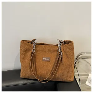 Braune Kord Shopper Tasche für Damen, lässige große Umhängetasche mit Kettengriffen für den Alltag.