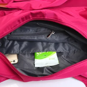 Grand sac a main epaule en nylon leger pour femme cabas decontracte interieur.