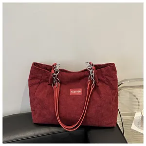 Rote Kord Schulter Tote Tasche mit Metallkettenriemen, große Kapazität Pendler Tasche.