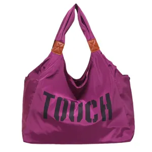 Grand sac épaule en nylon pour femmes, cabas décontracté imprimé lettres et anses confortables.