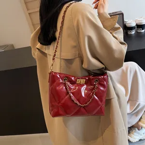 Elegante rote gesteppte Umhängetasche mit goldener Kette, stilvolle Damentasche neu.