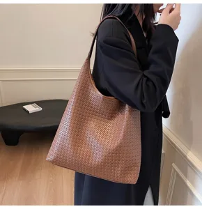 Vue détaillée du sac bandoulière vintage tissé pour femme, grand cabas marron élégant.